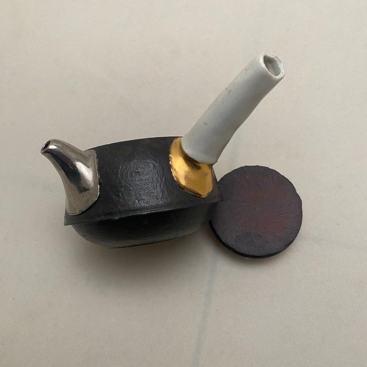 黑武士- 烏木金銀釉側把壺、旋風盾蓋