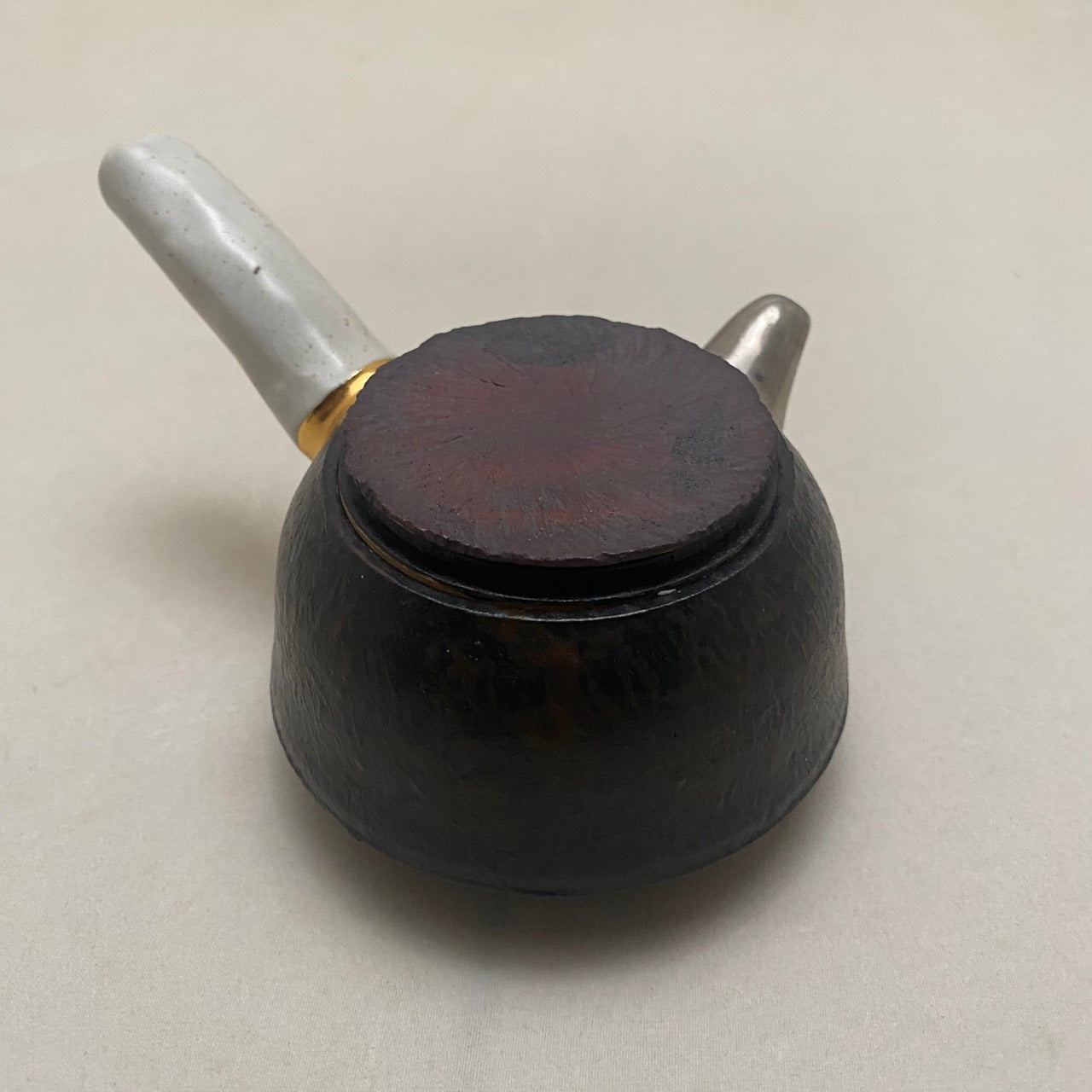 黑武士- 烏木金銀釉側把壺、旋風盾蓋