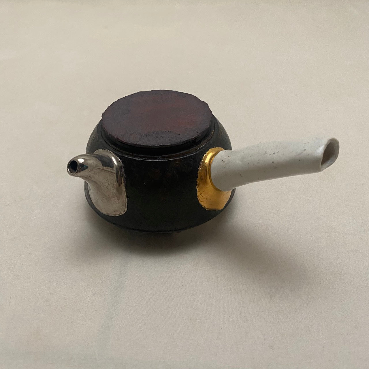 黑武士- 烏木金銀釉側把壺、旋風盾蓋