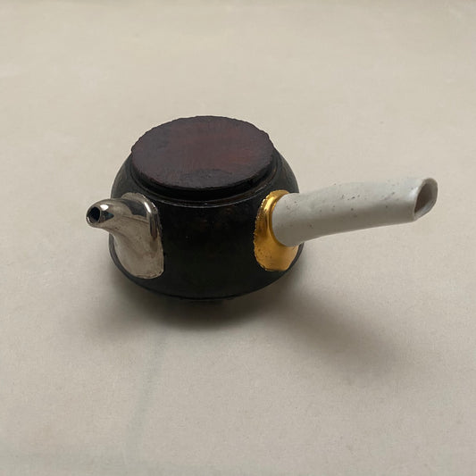 黑武士- 烏木金銀釉側把壺、旋風盾蓋